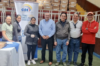 El consejero José Cabrera con los miembros de la mesa electoral en el procesamiento de las actas de escrutinio.