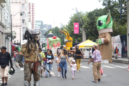 n la avenida Malecón, entre las calles 9 de Octubre y 10 de Agosto se realiza la exhibición.
