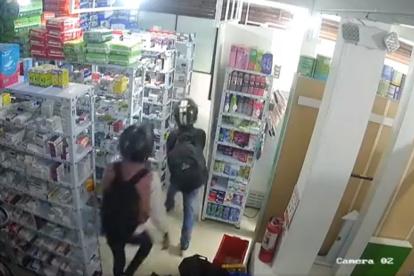 Quito. La motocicleta en la que robaban fue incinerada por la muchedumbre