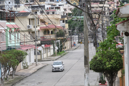 Las avenidas Velasco Ibarra  y Agustín Queirolo, de la ciudadela Bellavista, están enredadas por cables.
