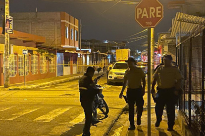 Sentado en el portal de una casa, así quedó el cuerpo de un sujeto al que le propinaron 18 disparos.