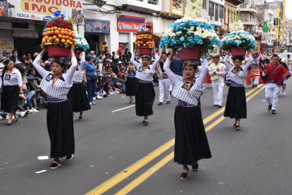 Los diseños de las fiestas tradicionales se observó en otra carroza gigante.
