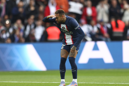 Neymar instantes en que sintió la molestia. Pese a hacer un gol se retiró.