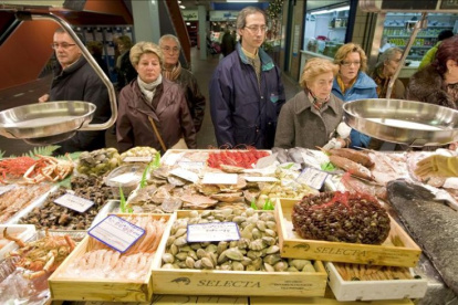 Comercio.- Un grupo de personas comprando en un supermercado en España.