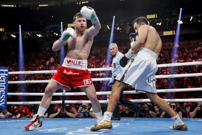 Saul "Canelo" Alvarez (i) en uno de sus últimos combates del año pasado ante Golovkin.