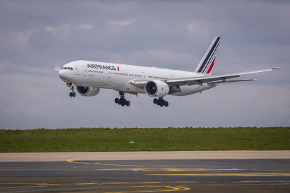 Un Boeing 777 de Air France se dispone a aterrizar en el aeropuerto Roissy, cerca de París.