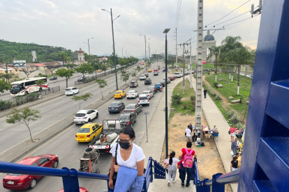 La hilera de carros que intenta ingresar a la urbanización llega hasta la vía principal.