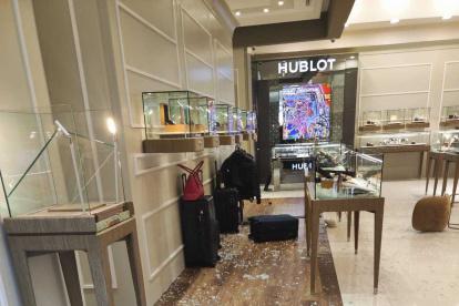 Las vitrinas de la joyería fueron destrozadas por los ladrones para sacar la mayor cantidad de objetos.