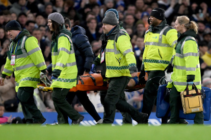Cesar Azpilicueta of Chelsea is stretchered off during the English Premier League soccer match between Chelsea FC and Southampton FC in London, Britain, 18 February 2023. (Reino Unido, Londres) EFE/EPA/Daniel Hambury EDITORIAL USE ONLY. No use with unauthorized audio, video, data, fixture lists, club/league logos or "live" services. Online in-match use limited to 120 images, no video emulation. No use in betting, games or single club/league/player publications