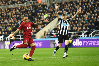 Newcastle (United Kingdom), 18/02/2023.- Liverpool"s Darwin Nunez (L) scores the 0-1 goal as Newcastle"s Kieran Trippier (R) reacts during the English Premier League soccer match between Newcastle United and Liverpool FC in Newcastle, Britain, 18 February 2023. (Reino Unido) EFE/EPA/Peter Powell EDITORIAL USE ONLY. No use with unauthorized audio, video, data, fixture lists, club/league logos or "live" services. Online in-match use limited to 120 images, no video emulation. No use in betting, games or single club/league/player publications