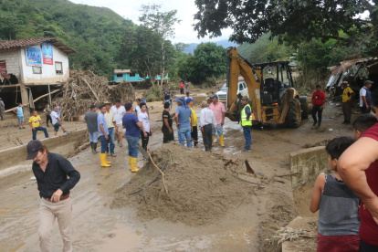 Maquinaria municipal y de la prefectura realizaron trabajo de limpieza junto a las comunidades.