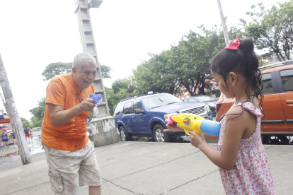 Ellos, como en su época, los hicieron, además, jugar con baldes y hasta con talco.