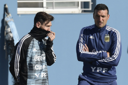 El delantero argentino Lionel Messi (L) y el entrenador asistente Lionel Scaloni hicieron un gesto durante una sesión de entrenamiento en Ezeiza, Buenos Aires, el 22 de mayo de 2018, antes del torneo de fútbol de la Copa Mundial de Rusia 2018. El entrenador de Argentina, Lionel Scaloni, llamó a Lionel Messi para volver al equipo argentino el 7 de marzo de 2019, antes de los partidos de fútbol amistosos que se preparan para la Copa América, que se celebrarán en Brasil en junio y julio de 2019. / AFP / JUAN MABROMATA FBL -ARGENTINA-MESSI.




Argentina"s forward Lionel Messi (L) and assistant coach Lionel Scaloni gesture during a training session in Ezeiza, Buenos Aires on May 22, 2018, ahead of the Russia 2018 World Cup football tournament. Argentina"s coach Lionel Scaloni called up Lionel Messi to be back in the Argentinian squad on March 7, 2019, ahead of friendly football matches in preparation for the Copa America, to be held in Brazil on June and July 2019. / AFP / JUAN MABROMATA FBL-ARGENTINA-MESSI.