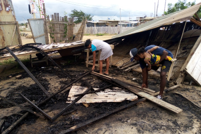 De la casa de caña, apenas quedaron los escombros