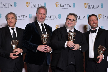 Guillermo del Toro (segundo a la derecha) Mark Gustafson, Gary Ungar y Alex Bulkley posan con sus galardones por Mejor Película de Animación.