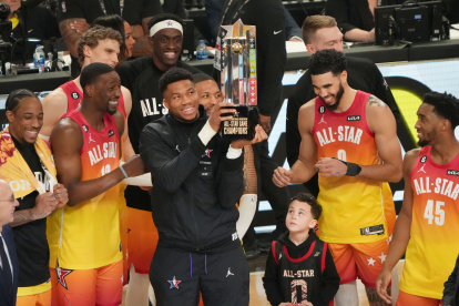 Giannis Antetokounmpo levanta el trofeo que ganó como capitán del equipo que tuvo a las estrellas de la Conferencia Este.