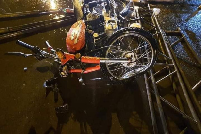 Siniestro. La moto quedó destruida tras el siniestro.