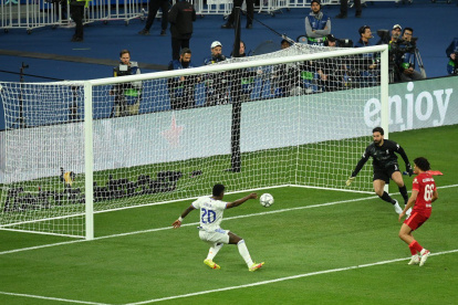 Vinicius (i), delantero del Real Madrid, anotó el gol de la victoria frente al Liverpool en la final de la Champions League de 2022.