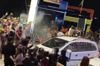 Crítica. Así quedaron los carros cada que pasaron por el tumulto de gente la madrugada de ayer en el malecón.