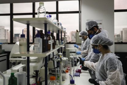 Düsseldorf. Varias personas trabajan en una investigación sobre el VIH.