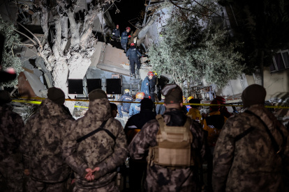 Hatay. Unidades de rescate arriban al sector donde cayó un edificio, tras el sismo de ayer en Turquía.