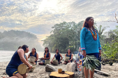 Labores. Mujeres indígenas se reúnen para elaborar accesorios.