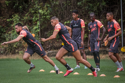 Los jugadores extranjeros Francisco Fydriszewski (i) y Bruno Piñatares quedaron listos en el equipo canario para viajar hasta Azogues, donde será el debut en LigaPro del equipo canario ante Gualaceo.