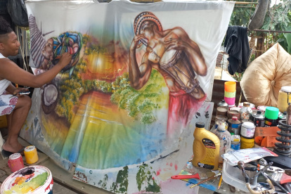 Esmeraldas. Uno de los momentos en los que pintan detalles de la capa.