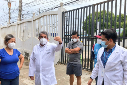 Visita. Luego de las denuncias ciudadanas sobre daños en hospitales, el ministro de Salud José Ruales realizó una visita a los hospitales.