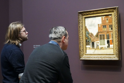 Muestra. Dos personas miran una de las obras que se exhiben en Ámsterdam.