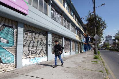 Situación. Locales desocupados y viviendas abandonadas se puede hallar en los alrededores de la avenida.