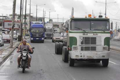 Escenario. Taxis, vehículos regulares y de carga pesada se mezclan en las avenidas congestionando el tránsito.