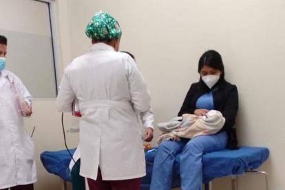 El infante fue llevado a un hospital para que reciba atención médica.