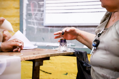 Una mujer entinta su dedo tras votar en la Escuela Tte. Milciades Piñeiro, en Asunción (Paraguay), en una elecciones pasadas.