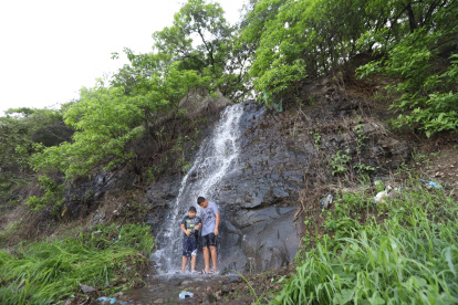 Las torrenciales lluvias ocasionaron que se formaran tres cascadas en los cerros de la Perimetral.