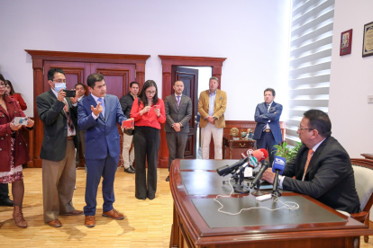 Distancia. Tanto Saquicela como Cucalón dieron detalles de su encuentro en la Asamblea, pero por separado.