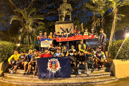 Celebración de Facebook Cyclists tras ruta de aniversario.