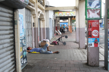 Veredas invadidas en las calle Gómez Rendón, entre la 25 y 26.