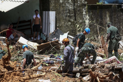 Miembros del ejército brasileño, bomberos y de la Defensa Civil trabajan en el rescate de los cuerpos de las víctimas de un deslizamiento de tierra debido a lluvias torrenciales en Sao Sebastiao (Brasil).