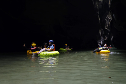 Turistas navegan por el cañón del río Guape, en La Uribe, departamento del Meta (Colombia).