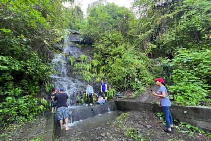 Familias llegaban para visualizar la cascada de la ciudadela El Paraíso.