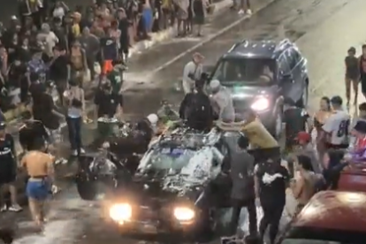 Durante la madrugada del lunes 20 de febrero varios vehículos fueron invadidos por grupos de personas.