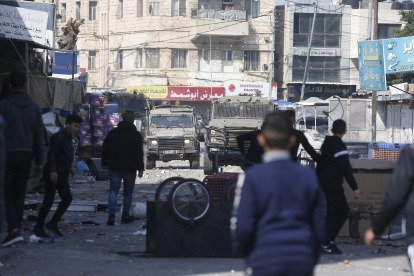 Palestinos arrojan piedras durante una operación israelí en la ciudad de Naplusa, en Cisjordania, el 22 de febrero de 2023.