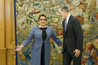 El rey Felipe VI  dialoga con la presidenta de Honduras, Xiomara Castro