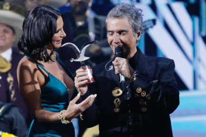 Alejandro Fernández junto a la modelo Rubia Soares.