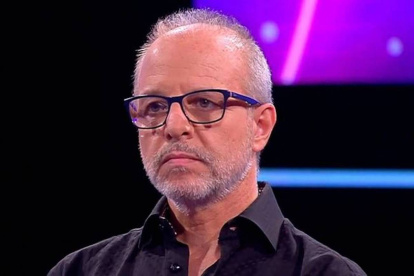 Alberto Plaza cuestiona también a los que hacen playback y afirma que no su caso, pues su garganta está protegida.