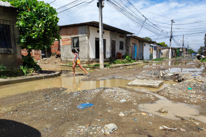 Los trabajos en las calles de la 5 de Junio no concluyen, lo que genera que se estanque más las aguas lluvias.