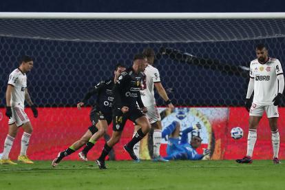 Independiente del Valle ganó a Flamengo con un gol del zaguero Mateo Carabajal (14), en un juego marcado por la fuerte lluvia.