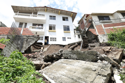 1. La vivienda. El muro de contención y gran parte del patio cayeron sobre el terreno abandonado. La residencia, ubicada en El Paraíso