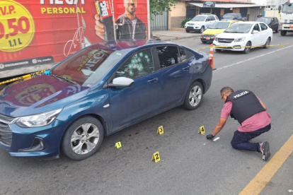 Las víctimas viajaban en un vehículo azul en la vía Perimetral cuando fueron atacadas